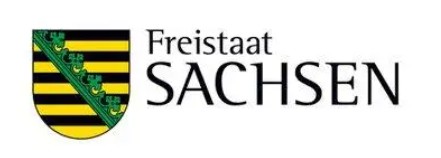 Logo des Freistaates Sachsen mit Wappen in Schwarz-Gelb und Schriftzug 'Freistaat Sachsen'.